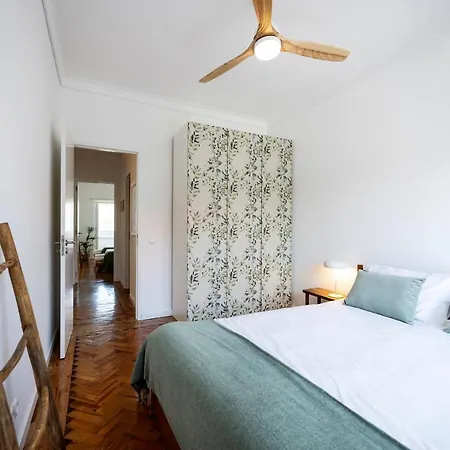 Spacious 3 Bed Apt Near Carcavelos (Lisbon)