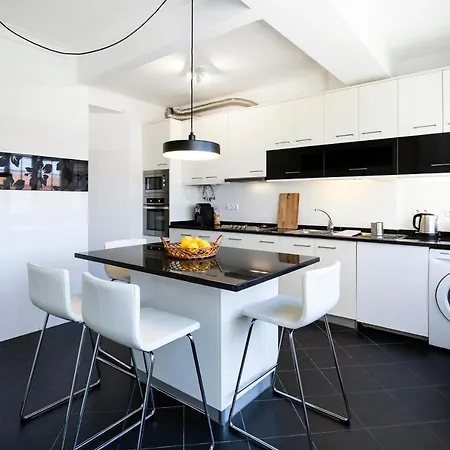 Spacious 3 Bed Apt Near Apartamento *