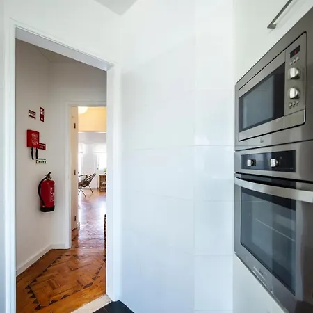 Spacious 3 Bed Apt Near *
