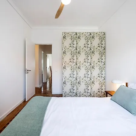 Spacious 3 Bed Apt Near Apartamento *